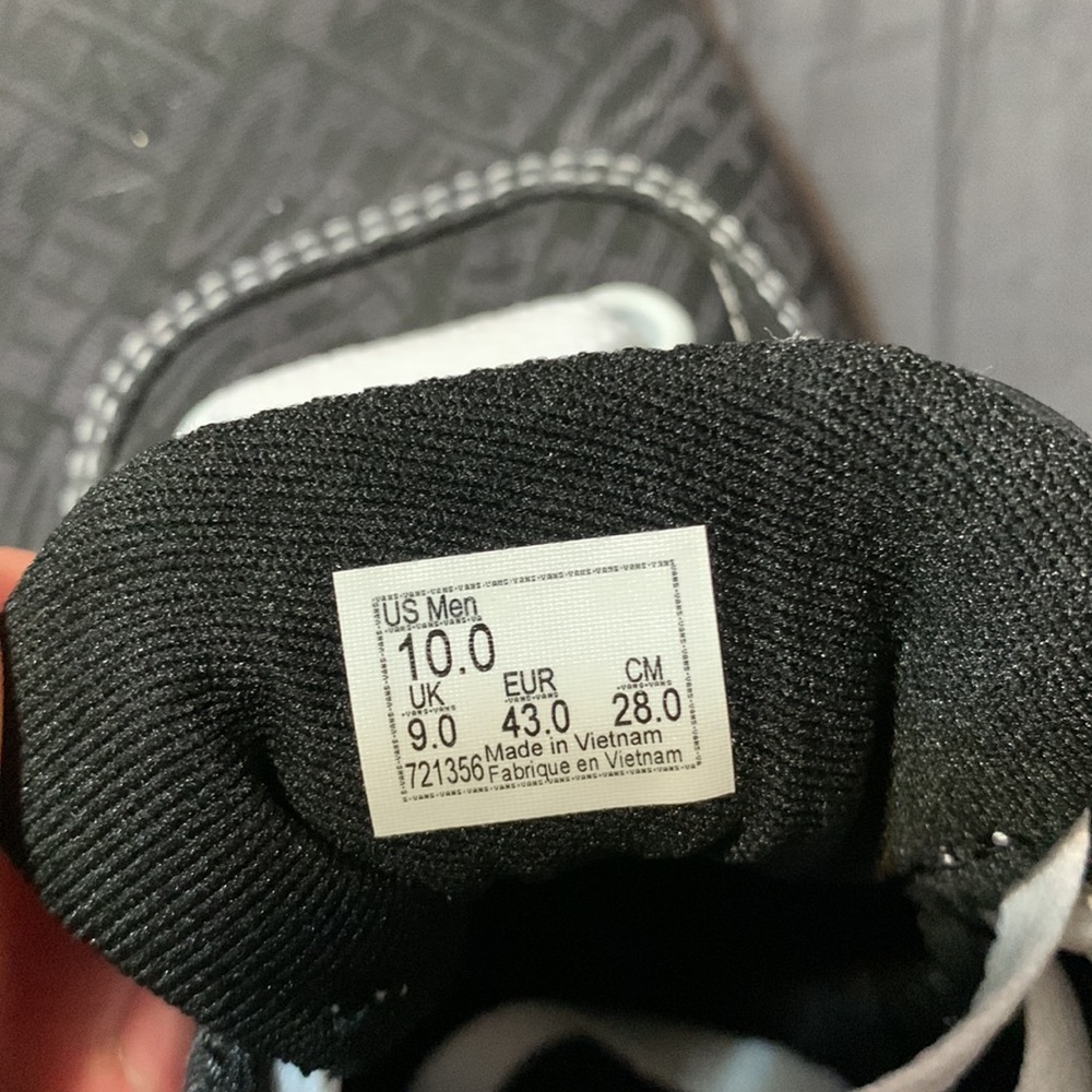 Vans - Picture 2 of 4